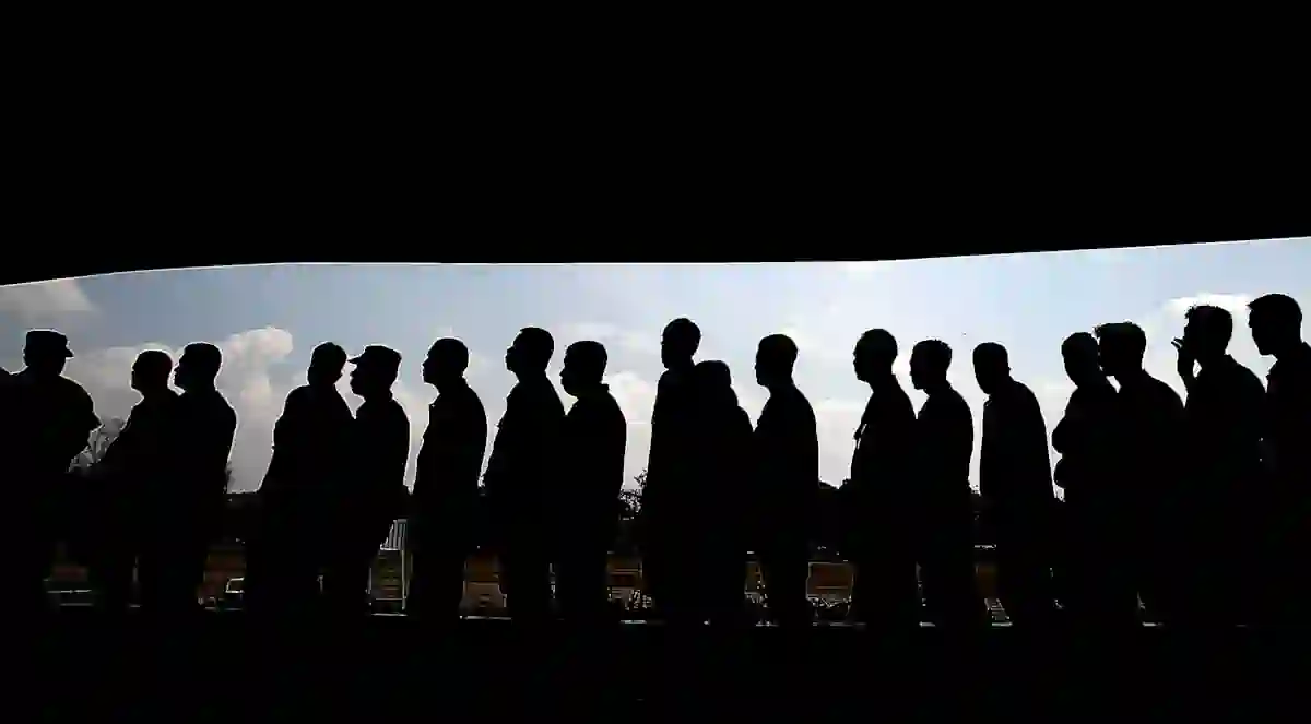 A thought-provoking short story in hindi Queue ek kataar